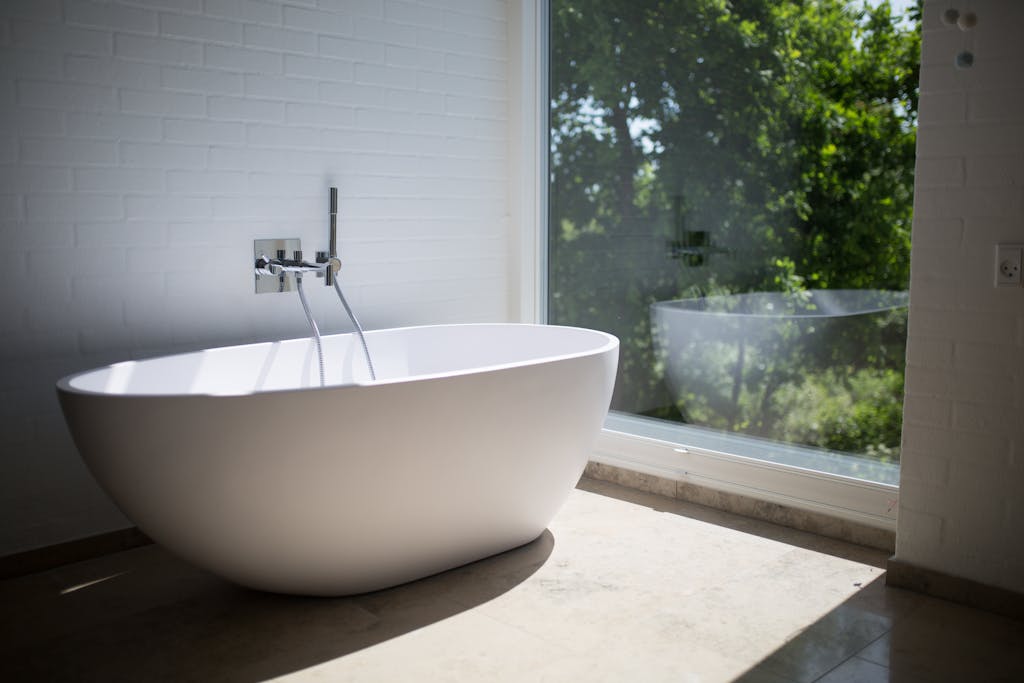 Baignoire dans une salle de bain 